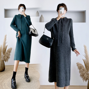 Майчина плетена рокля с качулка, дълги ръкави, миди дължина; достъп за кърмене; материя: core-spun прежда; основна материя: регенерирана целулозна влакна 30–50%; вторична материя: вискоза <30%