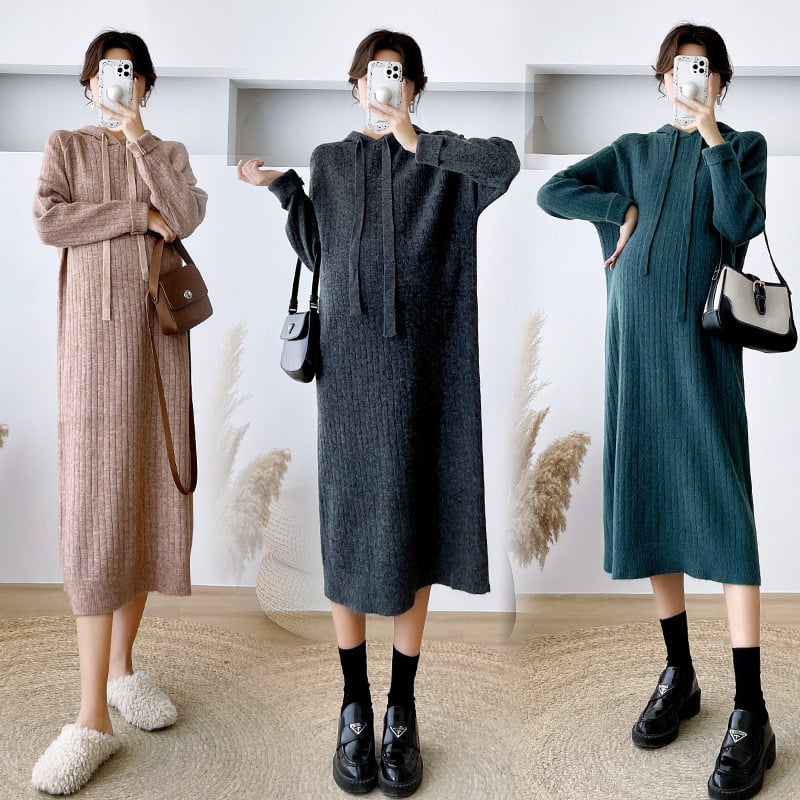 Майчина плетена рокля с качулка, дълги ръкави, миди дължина; достъп за кърмене; материя: core-spun прежда; основна материя: регенерирана целулозна влакна 30–50%; вторична материя: вискоза <30%