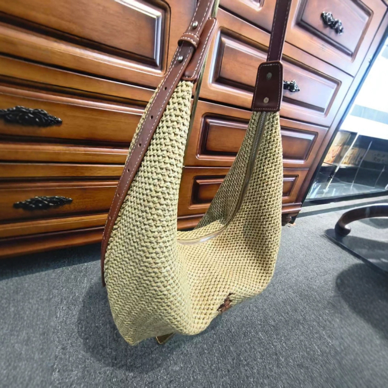 Bucket torba od prave kože u urbanom stilu jednostavnosti, zatvarač, unutarnja podstava od platna, džep sa zatvaračem i džep za telefon, kod proizvoda 1973