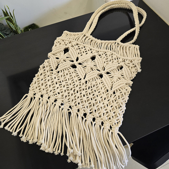 Ženska slamena crossbody torba - vertikalni kvadratni oblik, otvoren gornji dio, unutarnje pretince za telefon/ID/kameru, bez podstava, otvorena džep, dvostruke naramenice, proljeće 2024