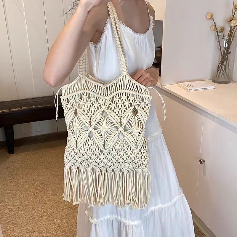 Ženska slamena crossbody torba - vertikalni kvadratni oblik, otvoren gornji dio, unutarnje pretince za telefon/ID/kameru, bez podstava, otvorena džep, dvostruke naramenice, proljeće 2024
