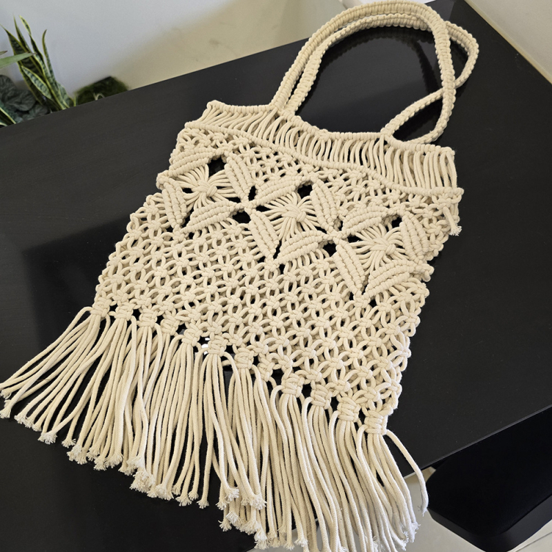 Ženska slamena crossbody torba - vertikalni kvadratni oblik, otvoren gornji dio, unutarnje pretince za telefon/ID/kameru, bez podstava, otvorena džep, dvostruke naramenice, proljeće 2024