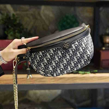 Dumpling Crossbody torba za žene — platna, zatvarač, uzorak slova, vodoravni kvadratni oblik, jedna naramenica (ljeto 2022; ulični stil)