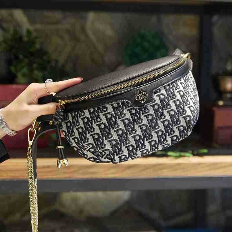 Dumpling Crossbody torba za žene — platna, zatvarač, uzorak slova, vodoravni kvadratni oblik, jedna naramenica (ljeto 2022; ulični stil)