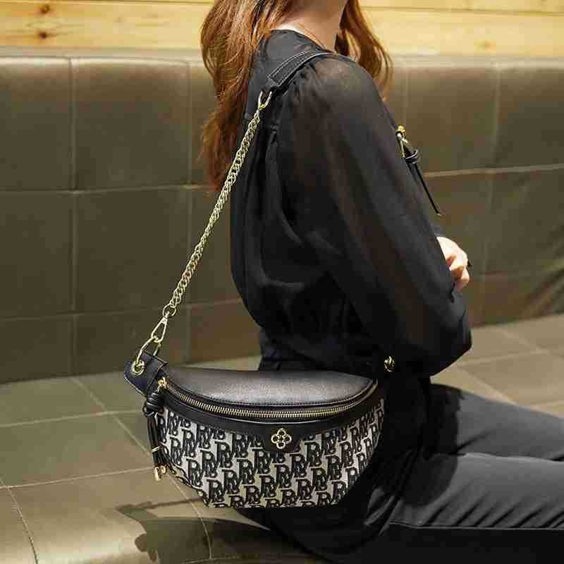 Dumpling Crossbody torba za žene — platna, zatvarač, uzorak slova, vodoravni kvadratni oblik, jedna naramenica (ljeto 2022; ulični stil)