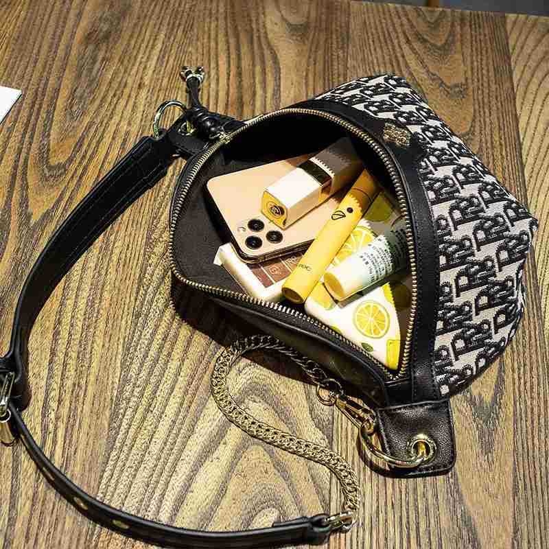 Dumpling Crossbody torba za žene — platna, zatvarač, uzorak slova, vodoravni kvadratni oblik, jedna naramenica (ljeto 2022; ulični stil)