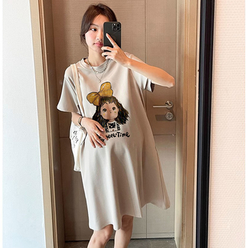 Майчинска лятна рокля за бременни — кръгло деколте, ръкав ¾, полиестерова материя, принт карикатура, миди дължина