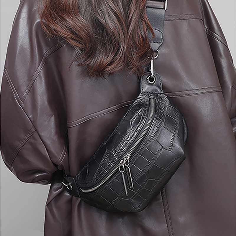 Crossbody torba • Ulični trend stil • ovčja koža + sintetička koža • zatvaranje na zip • Zima 2025