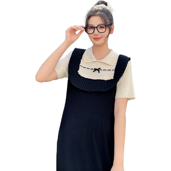 Рокля с кръгло деколте, дълги ръкави, А‑линия и средна дължина.