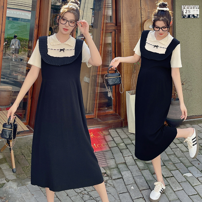 Рокля с кръгло деколте, дълги ръкави, А‑линия и средна дължина.