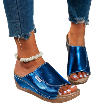 Női római stílusú vastag talpú szandál, széles pánttal, négyszögletes orral, gumírozott talppal, nyár 2024