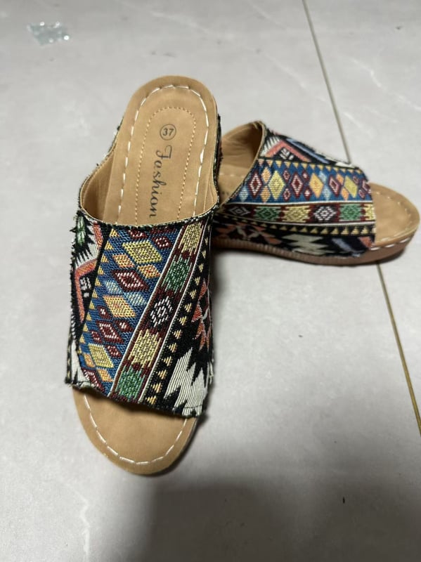 Női római stílusú vastag talpú szandál, széles pánttal, négyszögletes orral, gumírozott talppal, nyár 2024