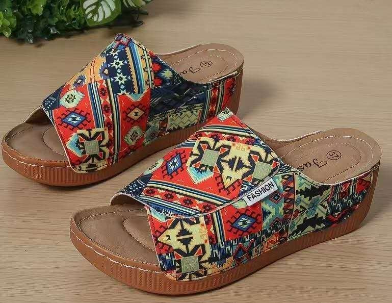 Női római stílusú vastag talpú szandál, széles pánttal, négyszögletes orral, gumírozott talppal, nyár 2024