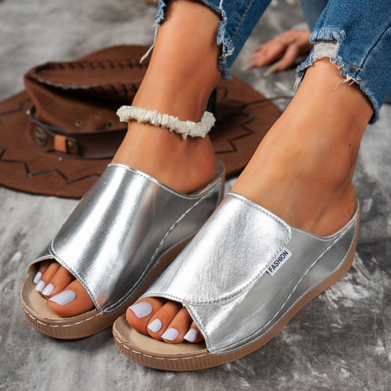 Női római stílusú vastag talpú szandál, széles pánttal, négyszögletes orral, gumírozott talppal, nyár 2024