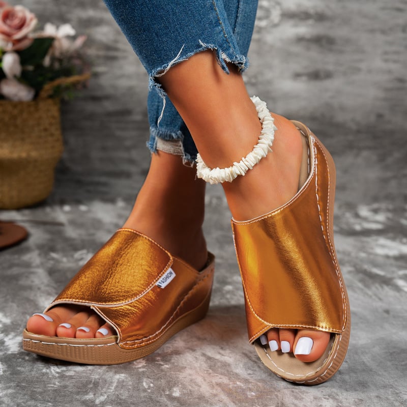 Női római stílusú vastag talpú szandál, széles pánttal, négyszögletes orral, gumírozott talppal, nyár 2024