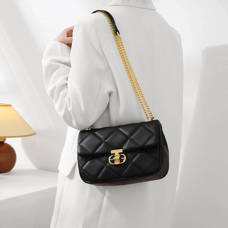 Kožna quiltirana crossbody torba s lančanim remenom, vodoravni kvadratni oblik, unutarnji džep sa zatvaračem.