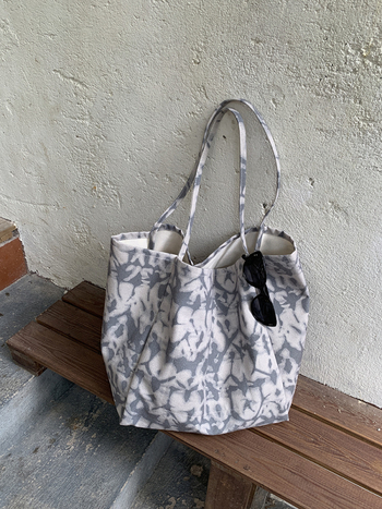Platnena tote torba — gradski stil, otvoreni gornji dio, uspravni kvadratni oblik, unutarnji džep za mobitel