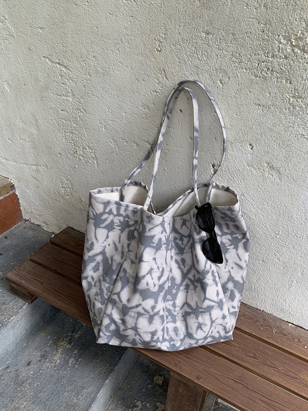 Platnena tote torba — gradski stil, otvoreni gornji dio, uspravni kvadratni oblik, unutarnji džep za mobitel