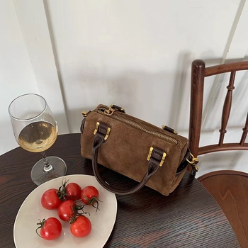Torba Boston Crossbody u ulično-stilskom izričaju, plišasti materijal, oblik jastuka, zatvarač, podstava od poliestera