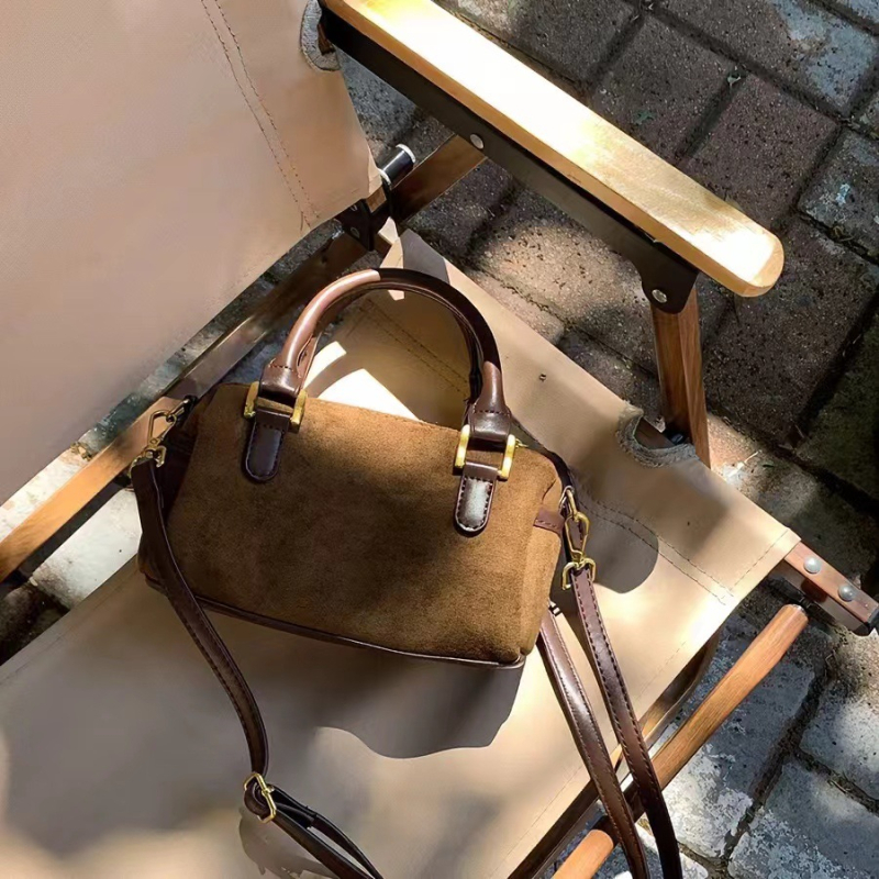 Torba Boston Crossbody u ulično-stilskom izričaju, plišasti materijal, oblik jastuka, zatvarač, podstava od poliestera