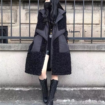 Качулеста жилетка от агнева вълна, ултра къса дължина, V‑образно деколте, пълнеж от вълна