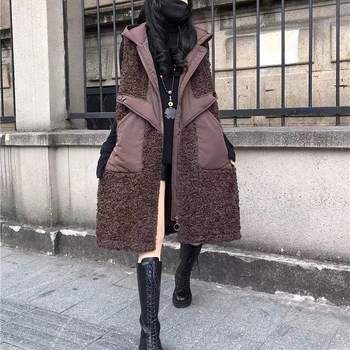 Качулеста жилетка от агнева вълна, ултра къса дължина, V‑образно деколте, пълнеж от вълна