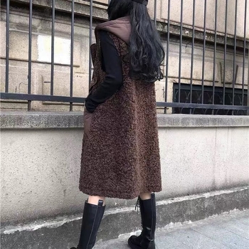 Качулеста жилетка от агнева вълна, ултра къса дължина, V‑образно деколте, пълнеж от вълна