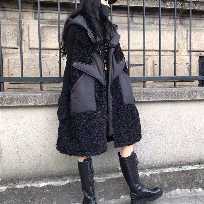 Качулеста жилетка от агнева вълна, ултра къса дължина, V‑образно деколте, пълнеж от вълна