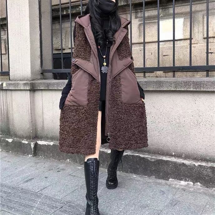 Качулеста жилетка от агнева вълна, ултра къса дължина, V‑образно деколте, пълнеж от вълна