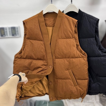 V-образно деколте, жилет с пълнител от вълна, плат от овча вълна, ултра‑къс силует, закопчаване с едно копче