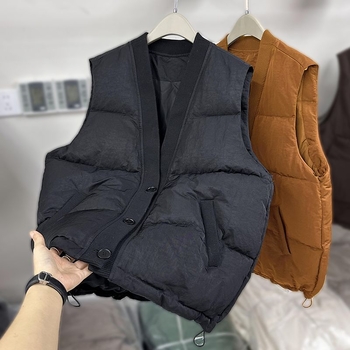 V-образно деколте, жилет с пълнител от вълна, плат от овча вълна, ултра‑къс силует, закопчаване с едно копче