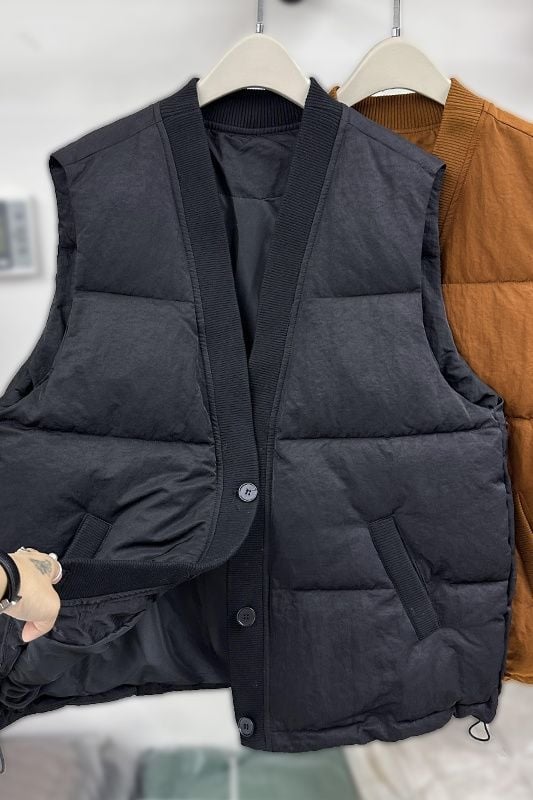 V-образно деколте, жилет с пълнител от вълна, плат от овча вълна, ултра‑къс силует, закопчаване с едно копче