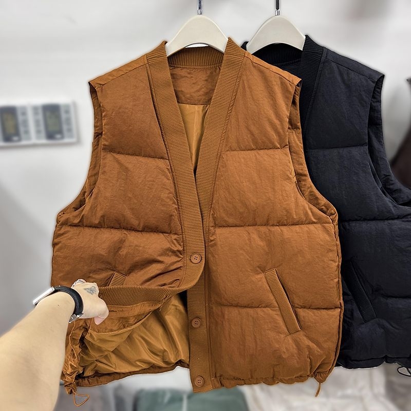 V-образно деколте, жилет с пълнител от вълна, плат от овча вълна, ултра‑къс силует, закопчаване с едно копче