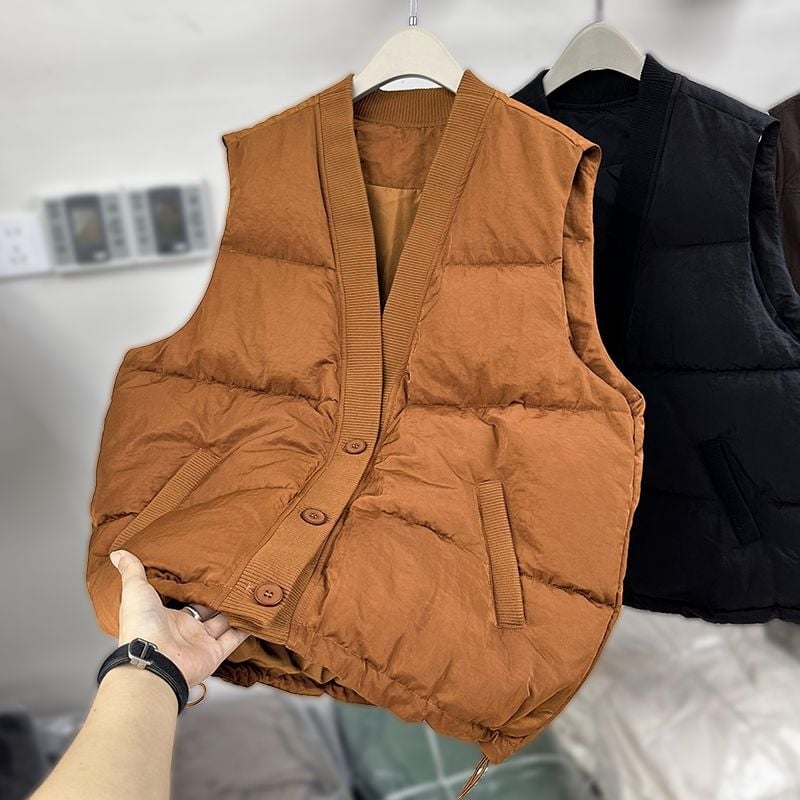 V-образно деколте, жилет с пълнител от вълна, плат от овча вълна, ултра‑къс силует, закопчаване с едно копче