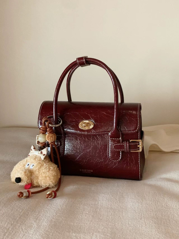 Torba preko ramena od PU kože, horizontalnog kvadratnog oblika, zaključavanje s bravom, unutarnja džep sa zipom, podstava od poliestera