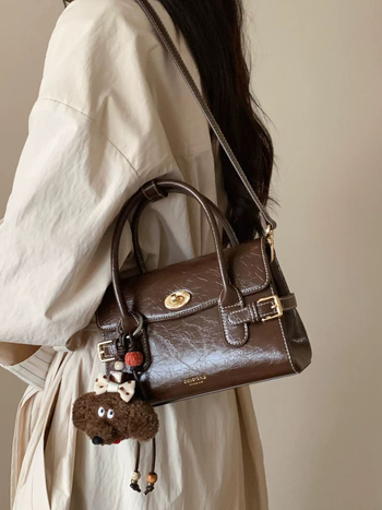 Torba preko ramena od PU kože, horizontalnog kvadratnog oblika, zaključavanje s bravom, unutarnja džep sa zipom, podstava od poliestera