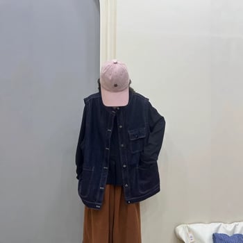 Деним жилетка с контрастни шевове, свободна кройка, кръгла мояка, едноредно копчване, памучна материя