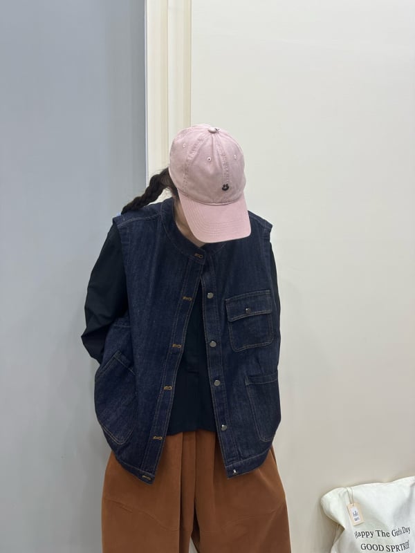 Деним жилетка с контрастни шевове, свободна кройка, кръгла мояка, едноредно копчване, памучна материя