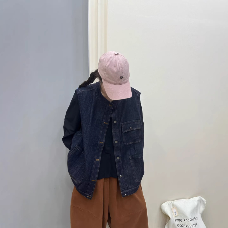 Деним жилетка с контрастни шевове, свободна кройка, кръгла мояка, едноредно копчване, памучна материя