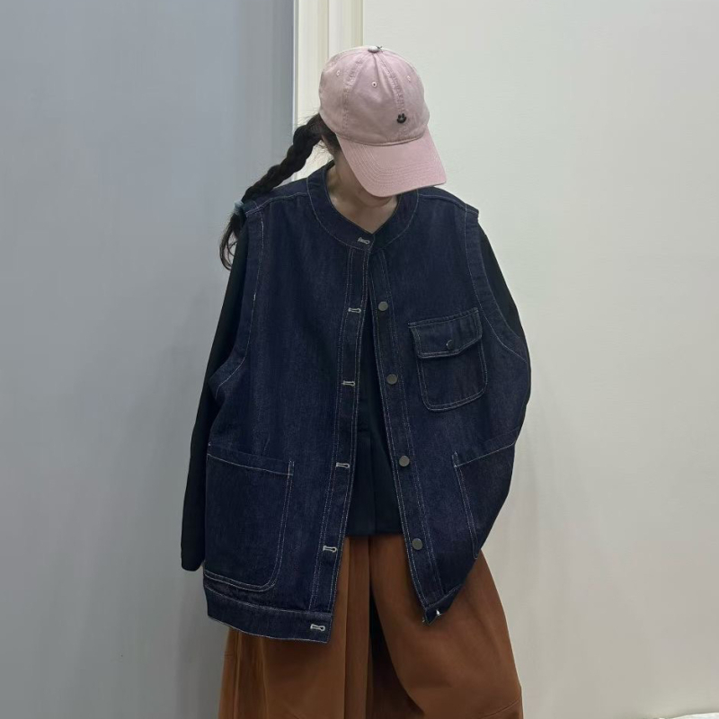 Деним жилетка с контрастни шевове, свободна кройка, кръгла мояка, едноредно копчване, памучна материя