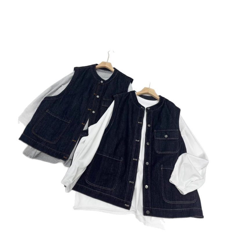 Деним жилетка с контрастни шевове, свободна кройка, кръгла мояка, едноредно копчване, памучна материя