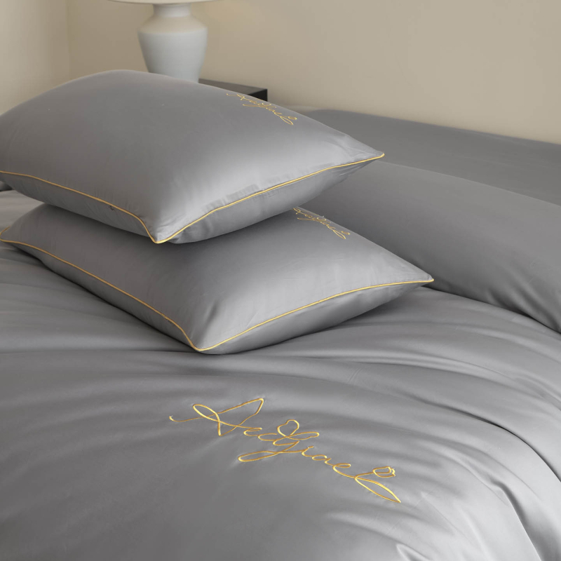 Set posteljine od 100% pamuka, twill tkanina, četiri dijela, za sve godišnje doba, izvezen, gustoća tkanja 133x72, masa 2500–3000 g