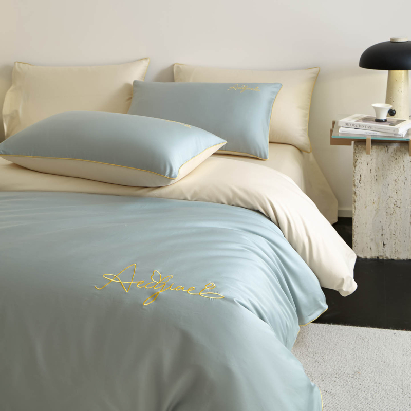 Set posteljine od 100% pamuka, twill tkanina, četiri dijela, za sve godišnje doba, izvezen, gustoća tkanja 133x72, masa 2500–3000 g