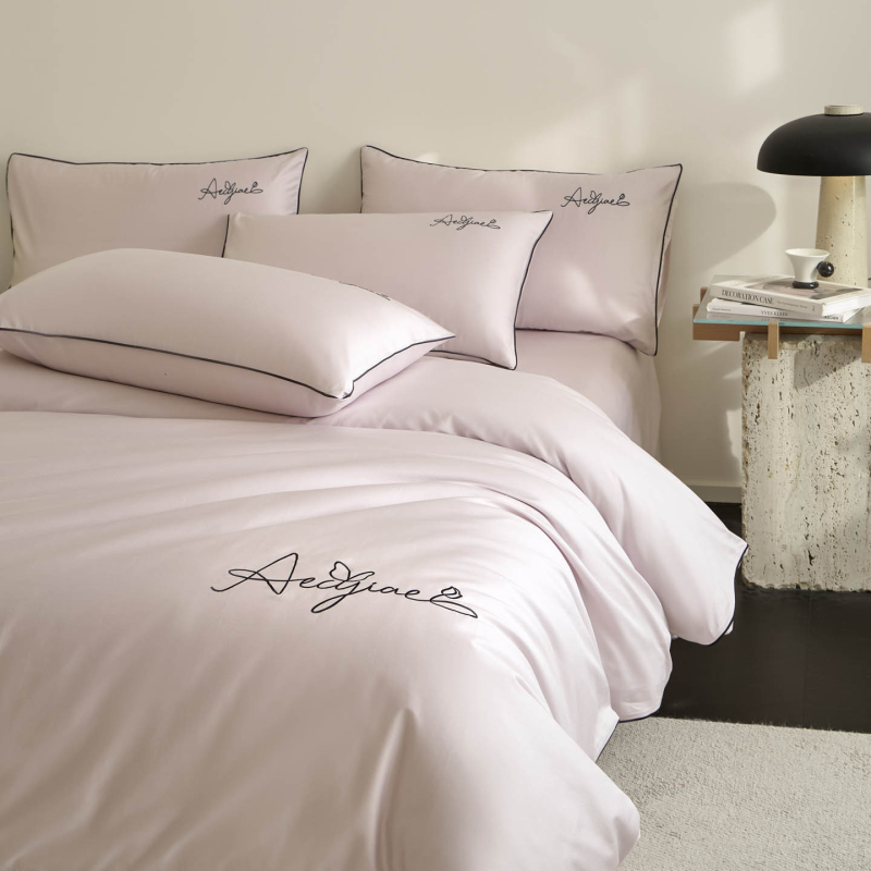 Set posteljine od 100% pamuka, twill tkanina, četiri dijela, za sve godišnje doba, izvezen, gustoća tkanja 133x72, masa 2500–3000 g