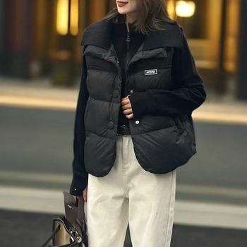 Дамска безръкавна жилетка Chenille плат, поло яка, къс модел, дължина 40–50 см, еднобортно закопчаване с две копчета, пролет 2025