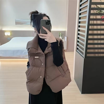 Дамска безръкавна жилетка Chenille плат, поло яка, къс модел, дължина 40–50 см, еднобортно закопчаване с две копчета, пролет 2025