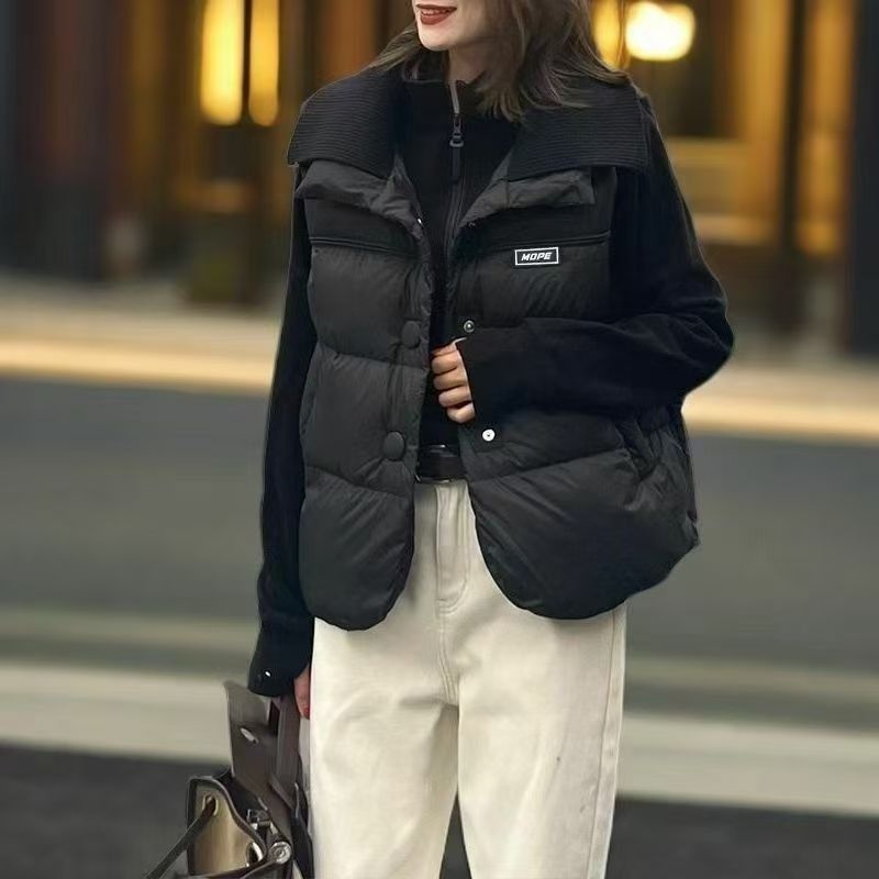 Дамска безръкавна жилетка Chenille плат, поло яка, къс модел, дължина 40–50 см, еднобортно закопчаване с две копчета, пролет 2025