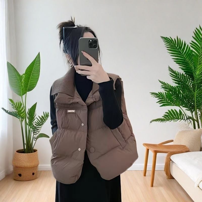 Дамска безръкавна жилетка Chenille плат, поло яка, къс модел, дължина 40–50 см, еднобортно закопчаване с две копчета, пролет 2025