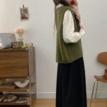 Elegantni trodjelni set s prslukom, gornjim dijem i suknjom; uzorak blok boja; materijal poliester; punilo poliester-bavlna