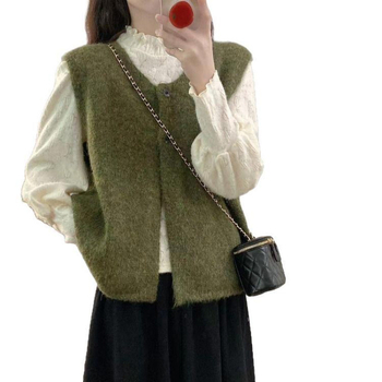 Elegantni trodjelni set s prslukom, gornjim dijem i suknjom; uzorak blok boja; materijal poliester; punilo poliester-bavlna